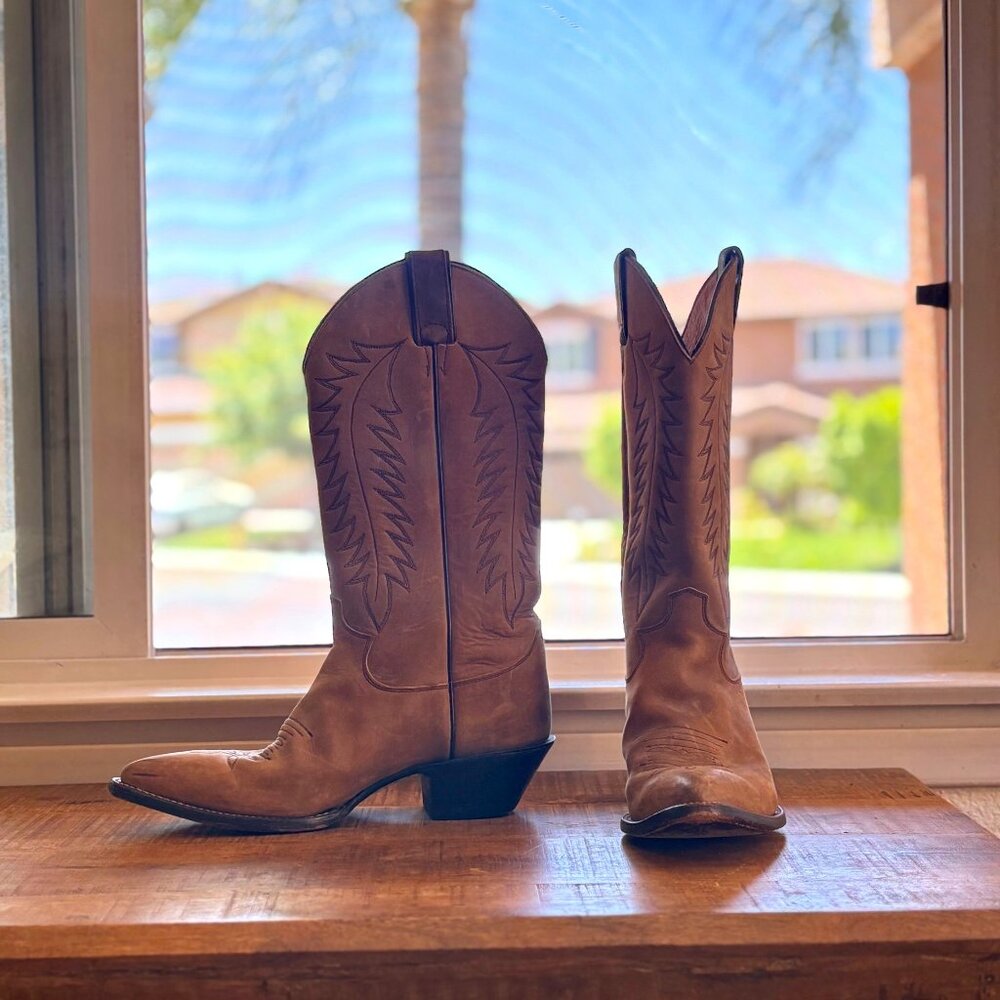 Justin Tan Leather Cowgirl Boots – Vintage Western Vibes (Used) – Size 8.5